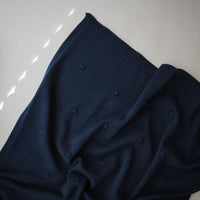 De Mushie dots deken in dark navy is een luxe, 100% biologisch katoenen deken. Met een speels patroon en afmeting van 80x100 cm, biedt het comfort en stijl voor elke babyuitzet. Perfect als kraamcadeau. VanZus.