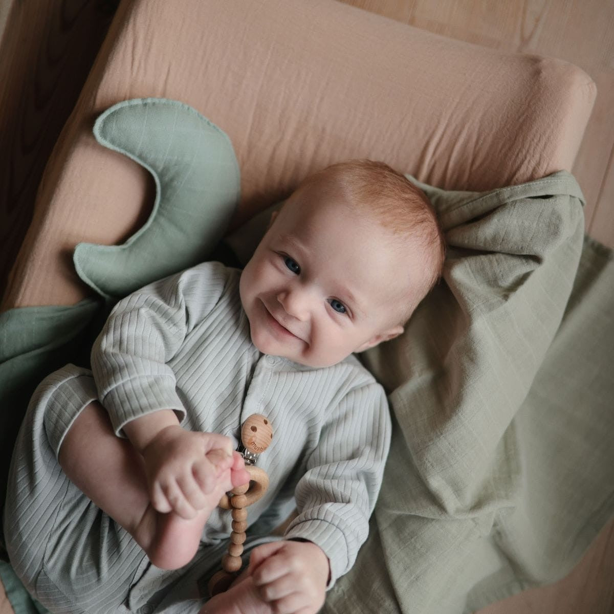 Kijk eens wat een stijlvolle aankleedkussenhoes van Mushie in de kleur pale taupe. Gemaakt van 100% zacht biologisch katoen in de kleur taupe. In verschillende kleuren verkrijgbaar. Machinewasbaar. VanZus