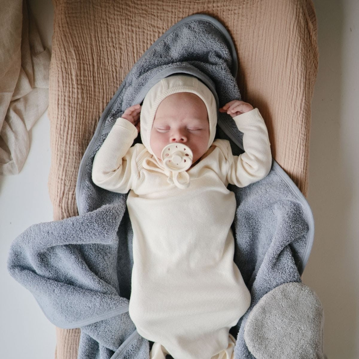 Kijk eens wat een stijlvolle aankleedkussenhoes van Mushie in de kleur pale taupe. Gemaakt van 100% zacht biologisch katoen in de kleur taupe. In verschillende kleuren verkrijgbaar. Machinewasbaar. VanZus