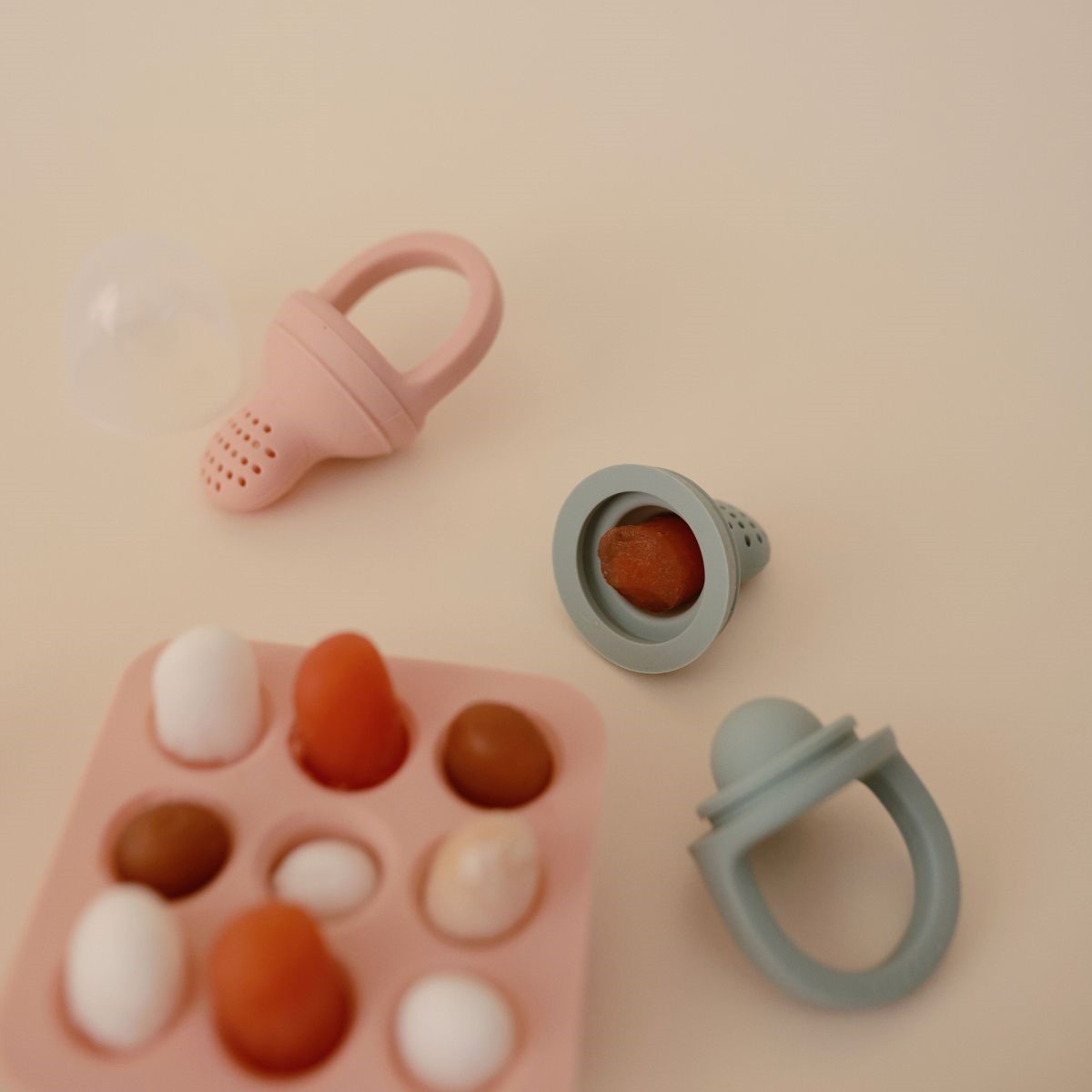 Het Mushie diepvriesbakje klein in blush is ideaal voor het invriezen van babyvoeding. Gemaakt van BPA-vrij silicone met 9 vakken, flexibele structuur en stevige deksel. Geschikt voor de vaatwasser. VanZus