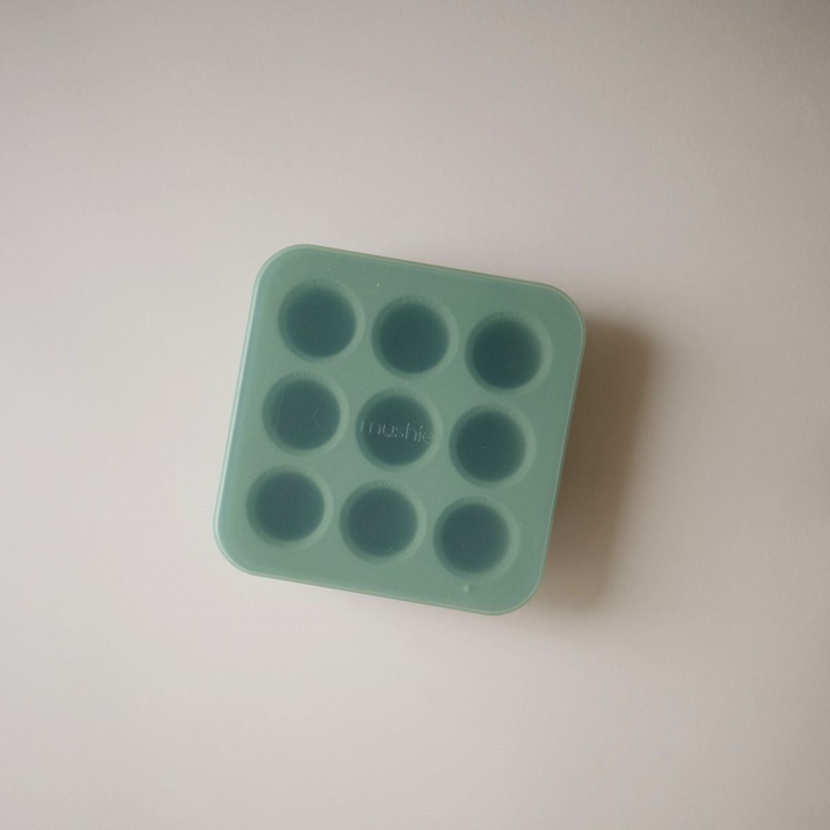 Het Mushie diepvriesbakje klein in cambridge blue is ideaal voor het invriezen van babyvoeding. Gemaakt van BPA-vrij silicone met 9 vakken, flexibele structuur en stevige deksel. Geschikt voor de vaatwasser. VanZus