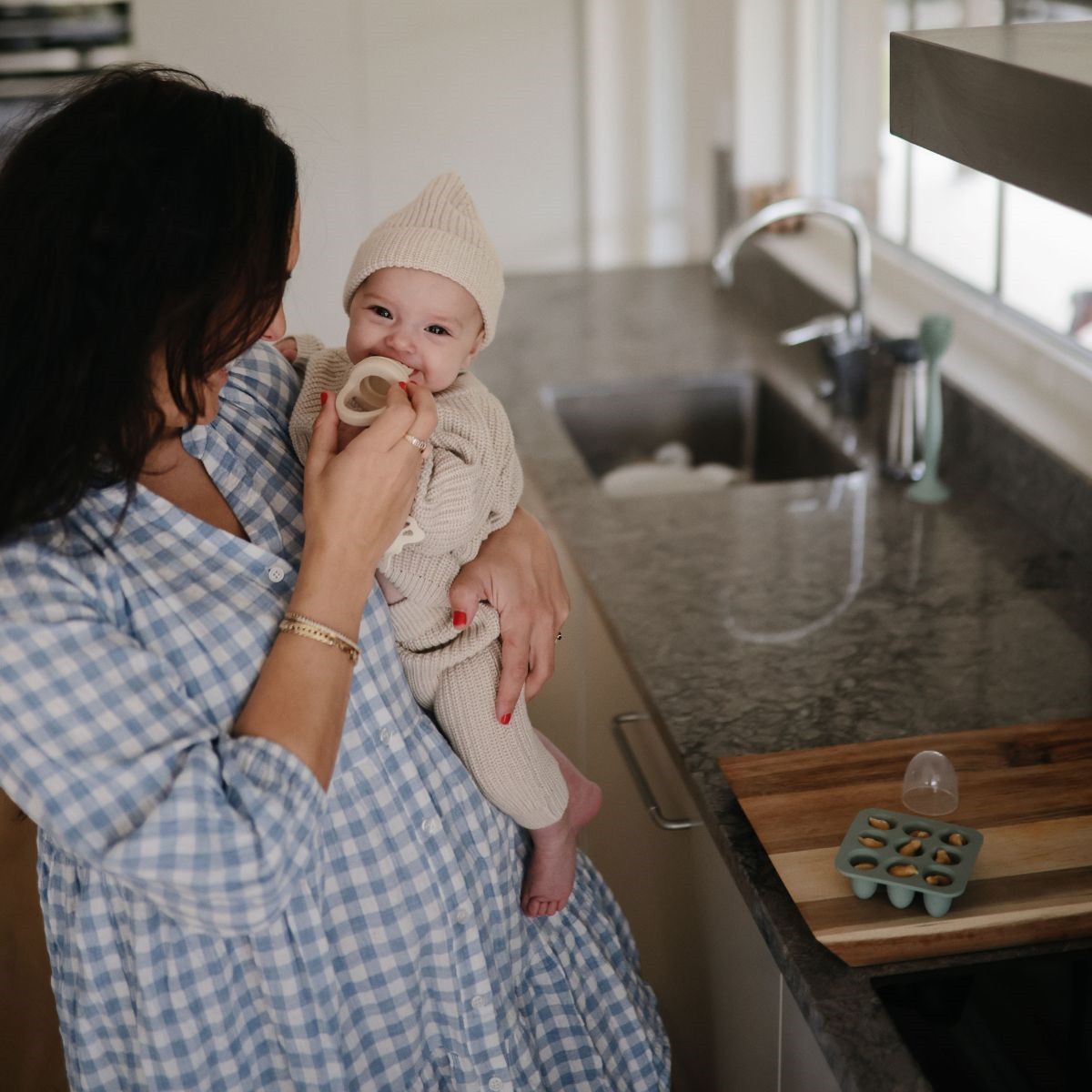 Het Mushie diepvriesbakje klein in cambridge blue is ideaal voor het invriezen van babyvoeding. Gemaakt van BPA-vrij silicone met 9 vakken, flexibele structuur en stevige deksel. Geschikt voor de vaatwasser. VanZus