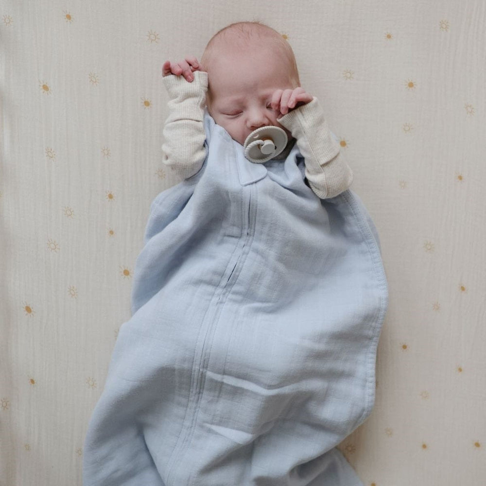 De Mushie mousseline slaapzak in baby blue biedt comfort en veiligheid. Gemaakt van 100% biologisch katoen, ademend en zacht. Met handige ritssluiting en ruime pasvorm voor een ontspannen slaap. VanZus