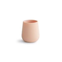 De siliconen beker in blush van Mushie is een stijlvolle drinkbeker voor beginnende drinkers. Gemaakt van BPA-vrij silicone, duurzaam en veilig. Inhoud van 60 ml. Geschikt voor de vaatwasser. VanZus