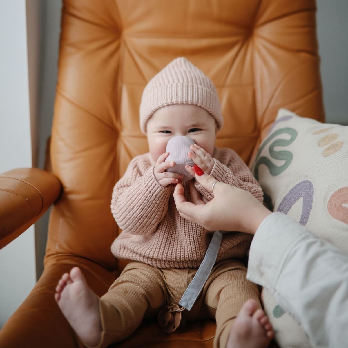 De siliconen beker in soft lilac van Mushie is een stijlvolle drinkbeker voor beginnende drinkers. Gemaakt van BPA-vrij silicone, duurzaam en veilig. Inhoud van 60 ml. Geschikt voor de vaatwasser. VanZus