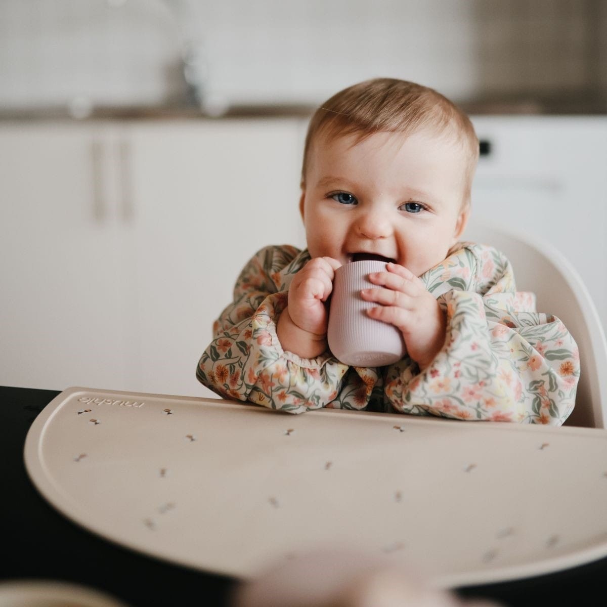 De siliconen beker in soft lilac van Mushie is een stijlvolle drinkbeker voor beginnende drinkers. Gemaakt van BPA-vrij silicone, duurzaam en veilig. Inhoud van 60 ml. Geschikt voor de vaatwasser. VanZus