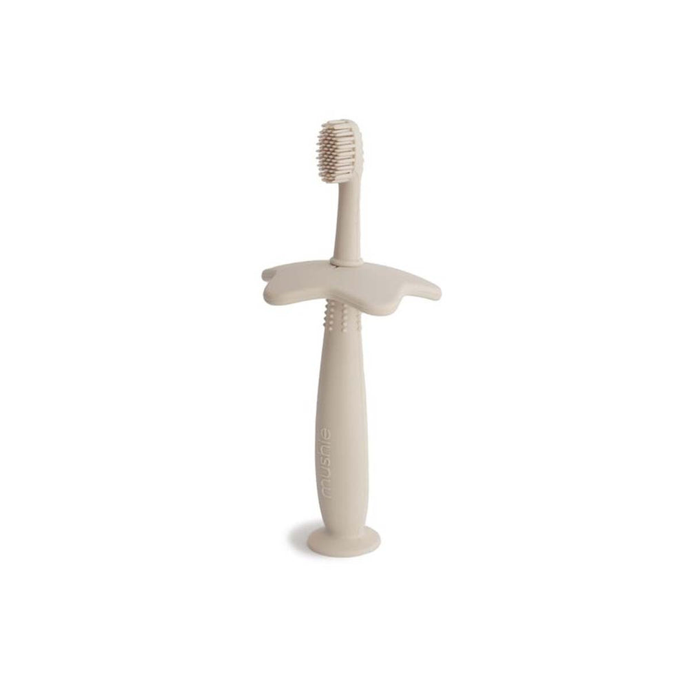 Laat je kleintje zelfstandig poetsen de tandenborstel ster shifting in de kleur sand van het merk Mushie. Beschermkap, comfortabele handgreep. 100% siliconen. Ook in andere varianten. VanZus