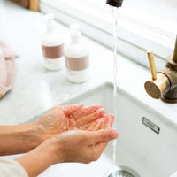 Ben je op zoek naar een fijne handzeep voor in de badkamer, keuken of het toilet? Misschien is deze Naïf reinigende handzeep wel wat voor jou! Deze heerlijke handzeep is namelijk gemaakt met enkel natuurlijke ingrediënten en reinigt niet alleen, maar verzorgt je handen ook. VanZus