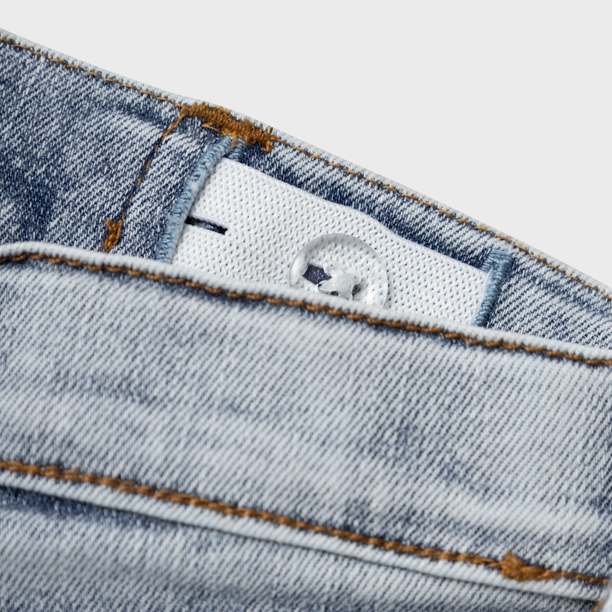 Een denim broek is een must have in iedere kledingkast. Een spijkerbroek is namelijk eindeloos te combineren, comfortabel en stylish. Dat geldt ook voor de rose wide jeans in de kleur light blue denim. VanZus