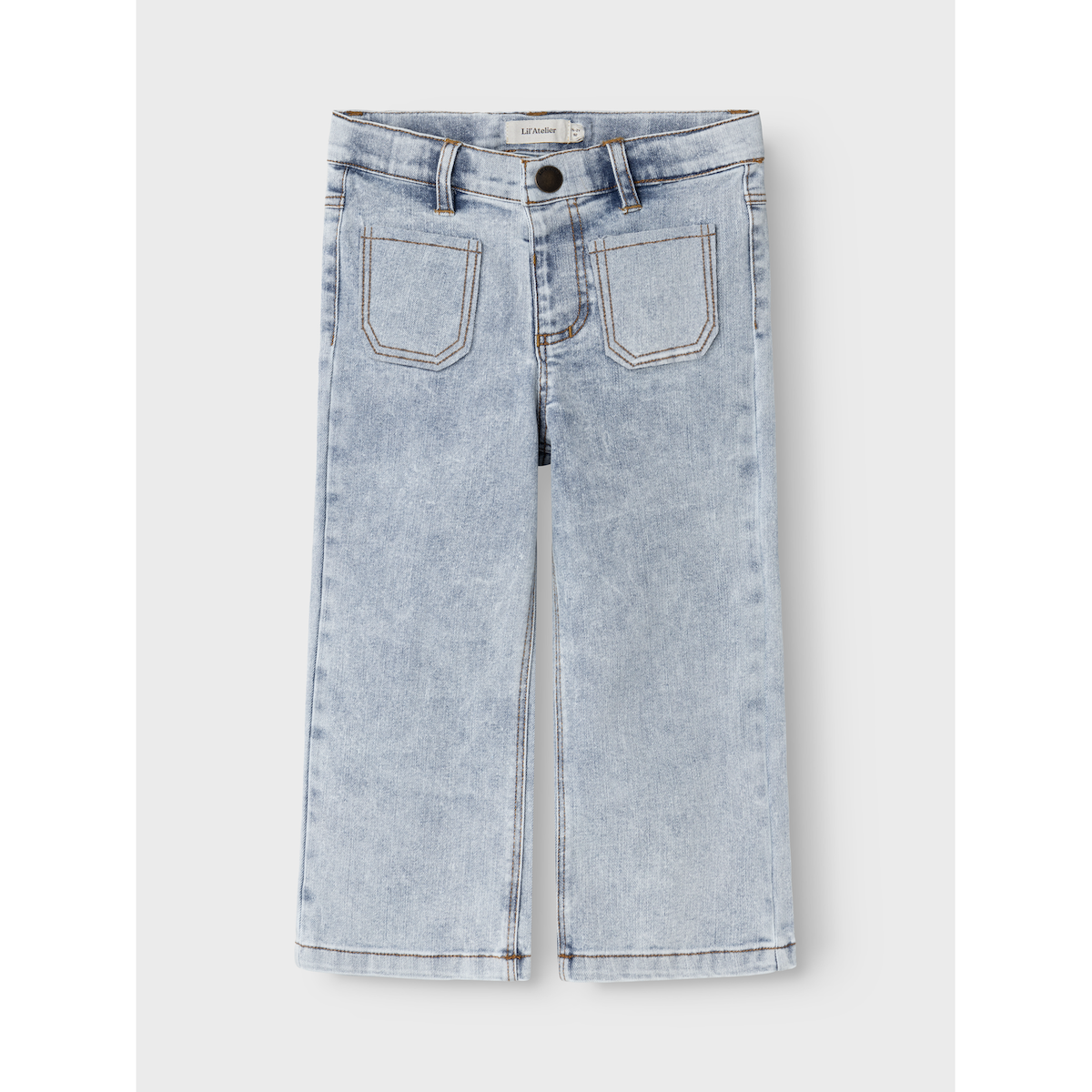 Een denim broek is een must have in iedere kledingkast. Een spijkerbroek is namelijk eindeloos te combineren, comfortabel en stylish. Dat geldt ook voor de rose wide jeans in de kleur light blue denim. VanZus