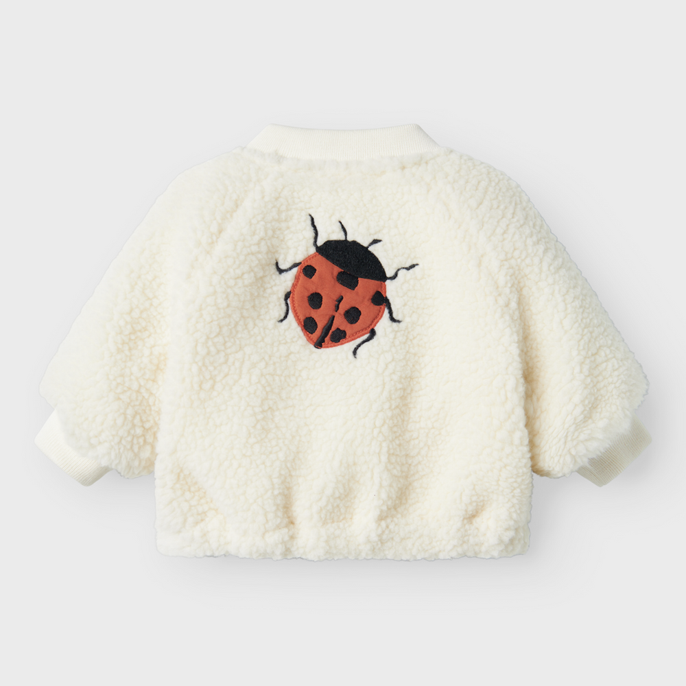 Bomberjack met baby ladybug print in de kleur coconut milk van Lil' Atelier. Gebruik hem als vest, tussenjas of zomerjas. Zachte stof, handige zakjes en ritssluiting. In verschillende maten. VanZus