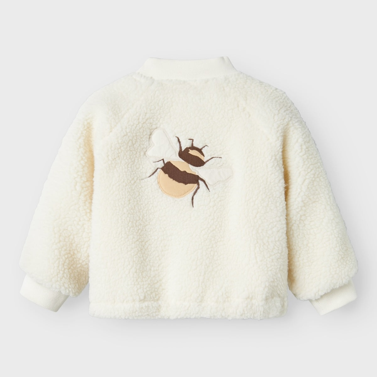 Een zacht, hip en praktisch jasje: de mini bee bomberjack in coconut milk van Lil' Atelier. Met een ritssluiting, handige zakjes en een stoere bijen print. In verschillende maten. VanZus