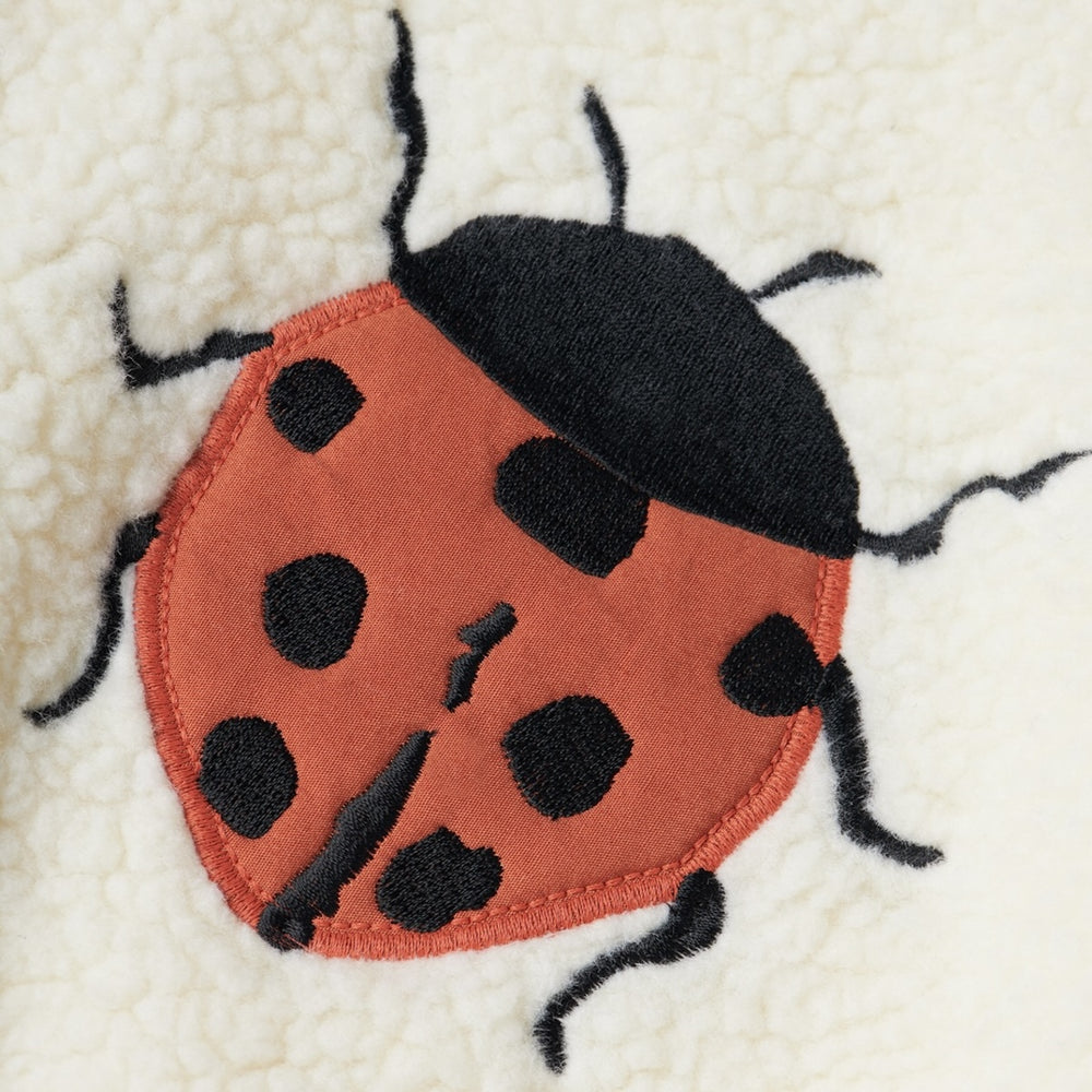 Bomberjack mini ladybug in de kleur coconut milk van Lil'Atelier. Gebruik hem als vest, tussenjas of zomerjas. Zachte stof, handige zakjes, ritssluiting en elastische boorden. In verschillende maten. VanZus