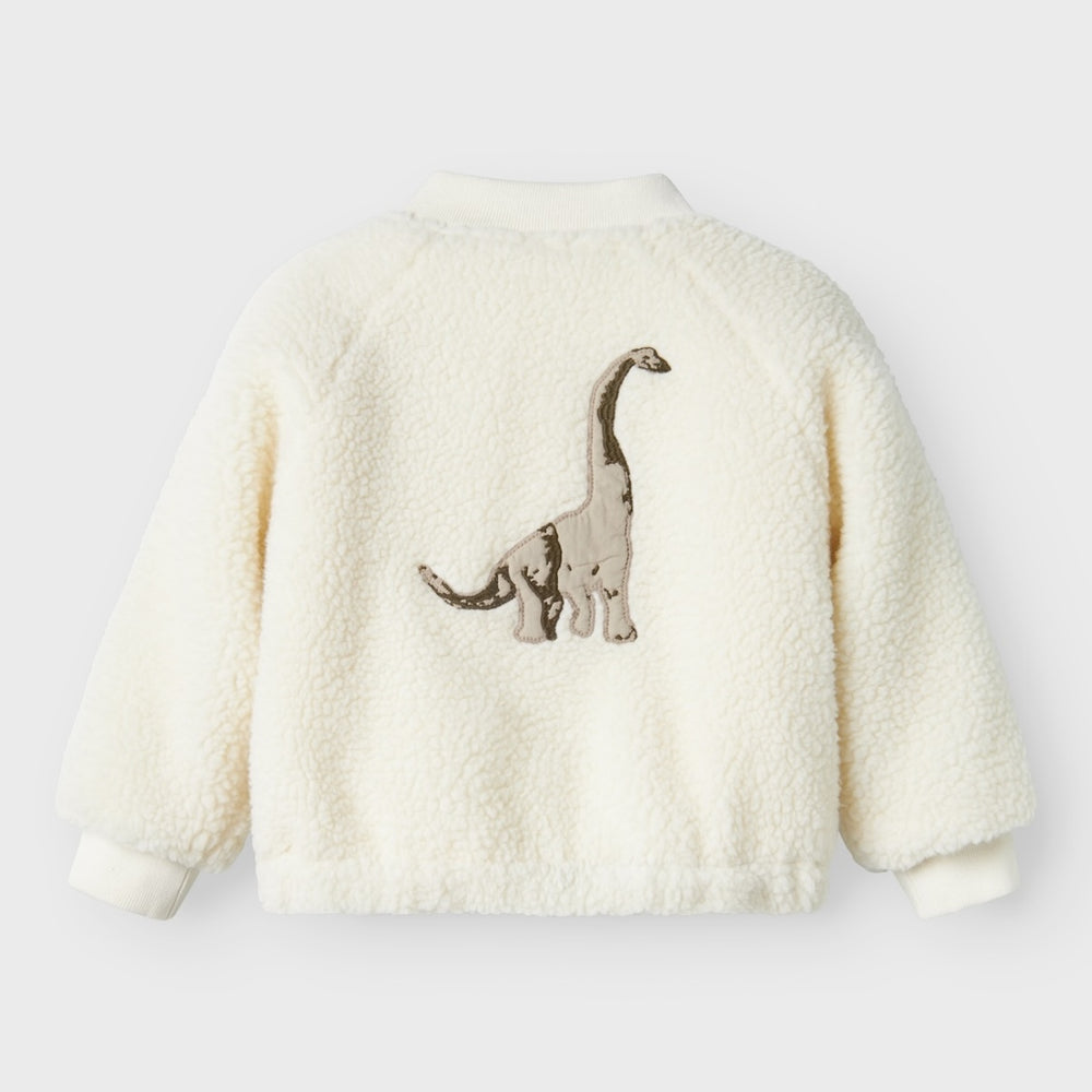 Een zacht, hip en praktisch jasje: de mini dino bomberjack in coconut milk van Lil' Atelier. Met een ritssluiting, handige zakjes en een stoere dino print. In verschillende maten. VanZus