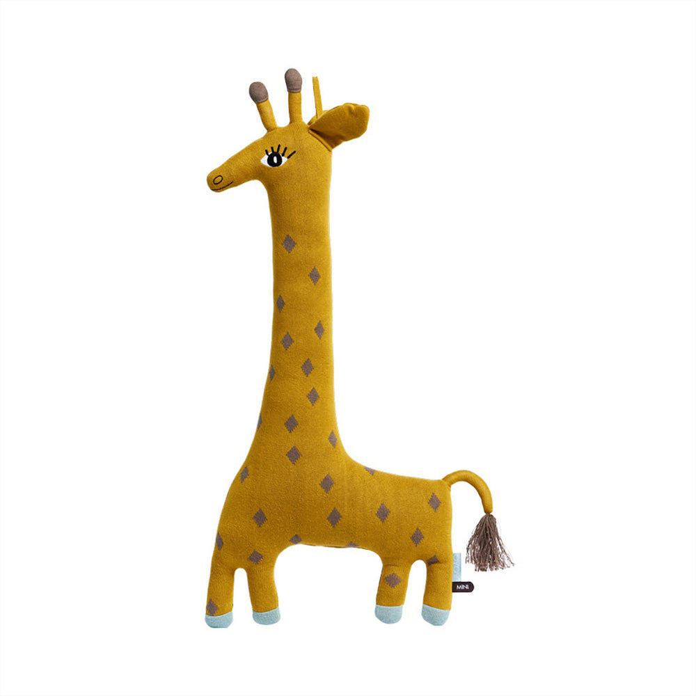 Knuffel Noah de Giraf van OYOY is zowel schattig om naar te kijken in de mooie kleur curry als comfortabel om mee te knuffelen, waardoor het het perfecte accessoire is voor elke kinderkamer. De giraf van OYOY is heel leuk als knuffel, maar ook mooi als decoratie voor de babykamer of kinderkamer.  