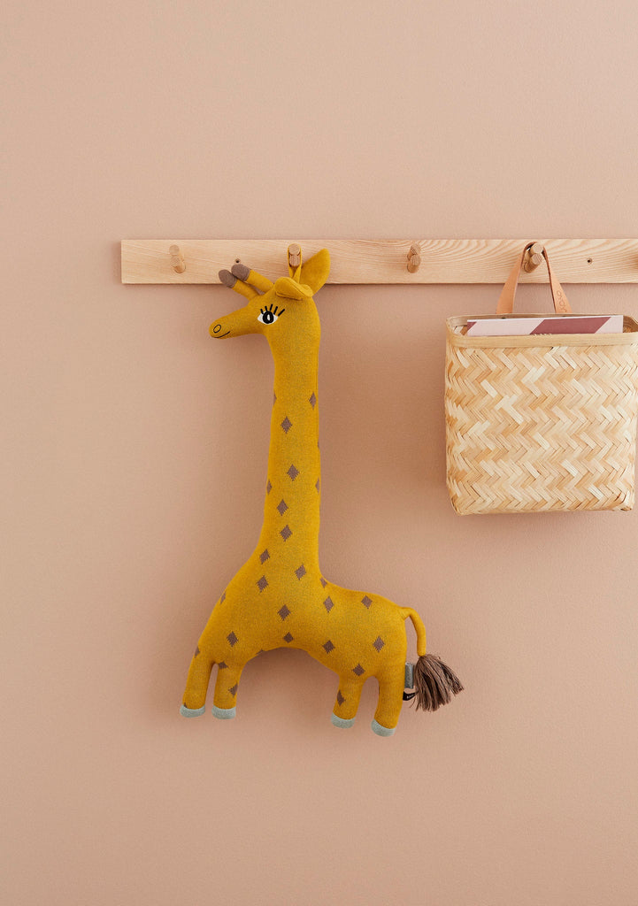 Knuffel Noah de Giraf van OYOY is zowel schattig om naar te kijken in de mooie kleur curry als comfortabel om mee te knuffelen, waardoor het het perfecte accessoire is voor elke kinderkamer. De giraf van OYOY is heel leuk als knuffel, maar ook mooi als decoratie voor de babykamer of kinderkamer.  