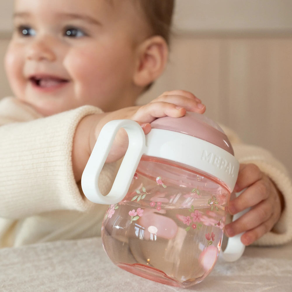 De fairy garden Mepal antilekbeker van Little Dutch is ideaal voor nieuwsgierige ontdekkers die zelfstandig willen leren drinken. Dankzij de zachte drinktuit en grote handvatten kunnen kleine handjes de beker makkelijk vasthouden. VanZus