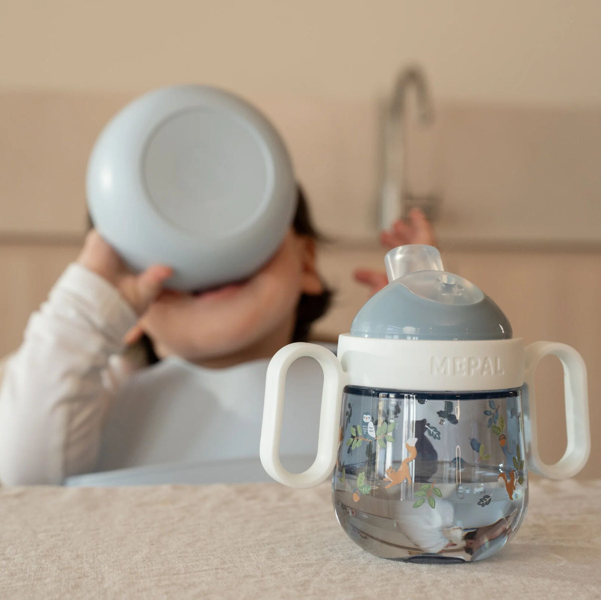 De forest friends Mepal antilekbeker van Little Dutch is ideaal voor nieuwsgierige ontdekkers die zelfstandig willen leren drinken. Dankzij de zachte drinktuit en grote handvatten kunnen kleine handjes de beker makkelijk vasthouden. VanZus