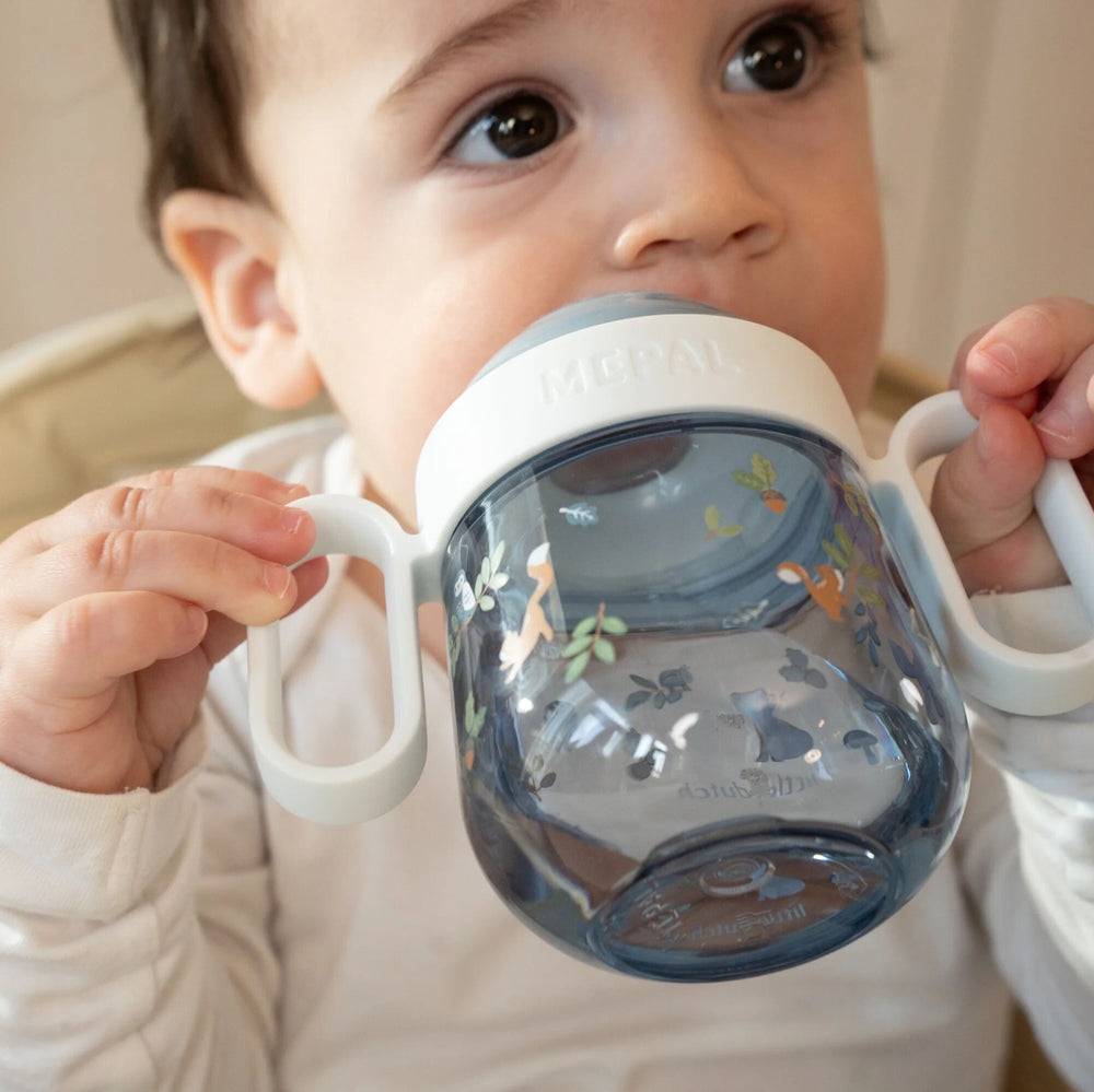 De forest friends Mepal antilekbeker van Little Dutch is ideaal voor nieuwsgierige ontdekkers die zelfstandig willen leren drinken. Dankzij de zachte drinktuit en grote handvatten kunnen kleine handjes de beker makkelijk vasthouden. VanZus