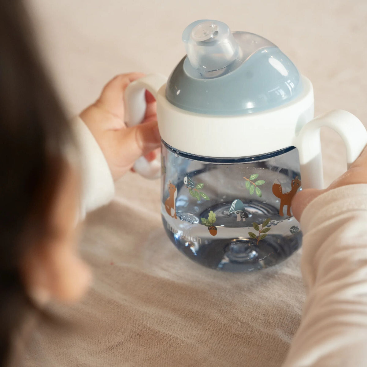 De forest friends Mepal antilekbeker van Little Dutch is ideaal voor nieuwsgierige ontdekkers die zelfstandig willen leren drinken. Dankzij de zachte drinktuit en grote handvatten kunnen kleine handjes de beker makkelijk vasthouden. VanZus