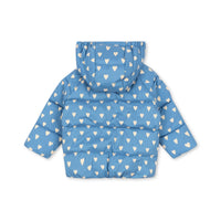 Je kindje is helemaal klaar voor de koude dagen met deze te schattige nuka jas aisuru blue van het leuke merk Konges Slojd. Deze jas houdt je kleintje niet alleen lekker warm, het ziet er ook super stylish uit! VanZus