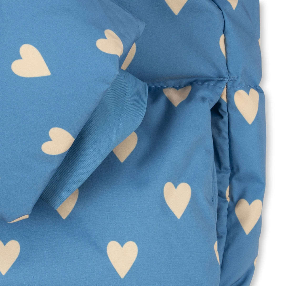 Je kindje is helemaal klaar voor de koude dagen met deze te schattige nuka jas aisuru blue van het leuke merk Konges Slojd. Deze jas houdt je kleintje niet alleen lekker warm, het ziet er ook super stylish uit! VanZus