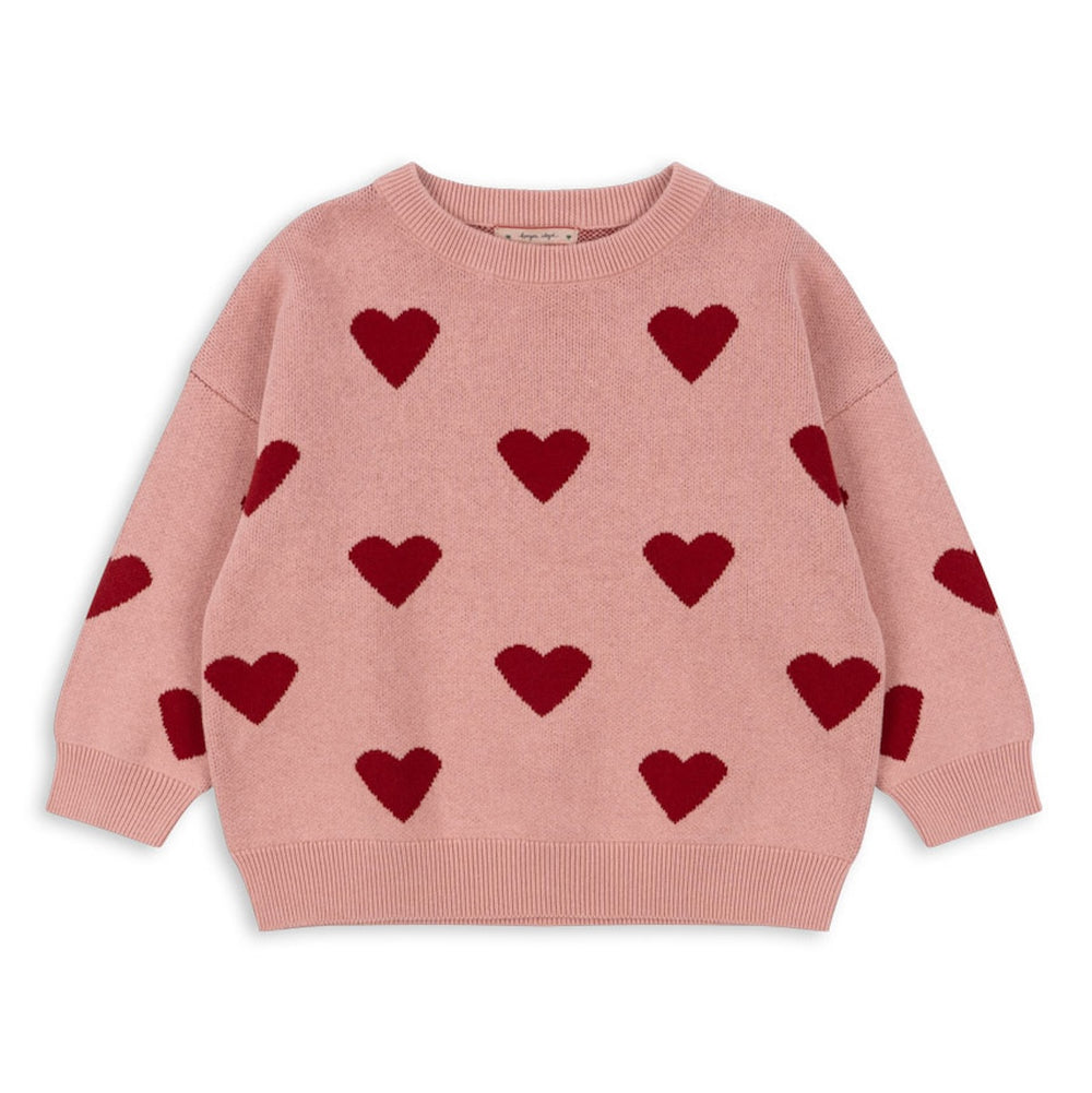 Wat zal je kindje er schattig uitzien in de gebreide trui lapis in de variant mellow rose van Konges Slojd!  Het gebreide shirt heeft een mooie roze kleur en ingebreide hartjes. De pasvorm is ruim en los vallend, mede door de wat afhangende schouders. VanZus