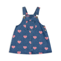 De magot overall jurk in bon coeur pink denim van het merk Konges Slojd is een prachtige mix van speelsheid en stijl. VanZus