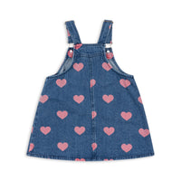 De magot overall jurk in bon coeur pink denim van het merk Konges Slojd is een prachtige mix van speelsheid en stijl. VanZus