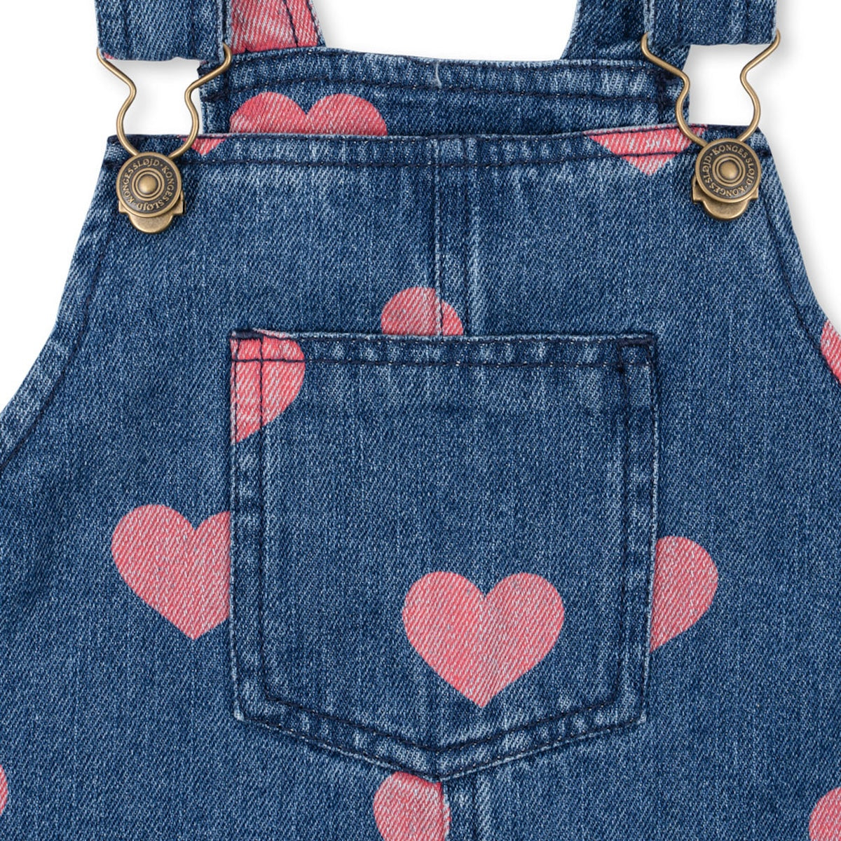 De magot overall jurk in bon coeur pink denim van het merk Konges Slojd is een prachtige mix van speelsheid en stijl. VanZus