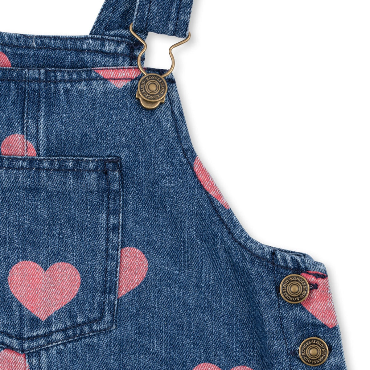 De magot overall jurk in bon coeur pink denim van het merk Konges Slojd is een prachtige mix van speelsheid en stijl. VanZus