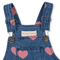 De magot overall jurk in bon coeur pink denim van het merk Konges Slojd is een prachtige mix van speelsheid en stijl. VanZus