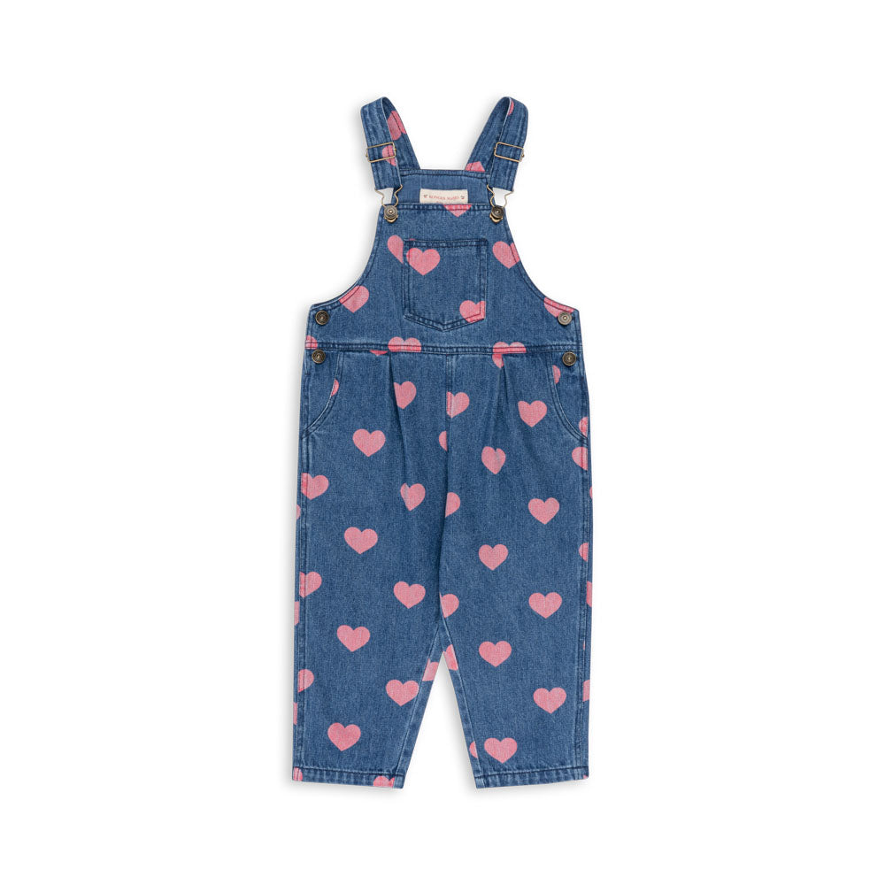 De magot tuinbroek in bon coeur pink van het merk Konges Slojd is een prachtige mix van speelsheid en stijl. Deze denim overall is gemaakt van hoogwaardig, zacht denim dat niet alleen comfortabel aanvoelt, maar ook lang meegaat, zelfs na veelvuldig dragen en wassen. VanZus