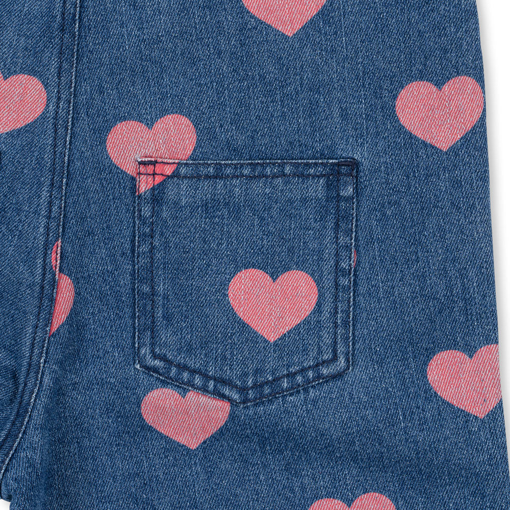 De magot tuinbroek in bon coeur pink van het merk Konges Slojd is een prachtige mix van speelsheid en stijl. Deze denim overall is gemaakt van hoogwaardig, zacht denim dat niet alleen comfortabel aanvoelt, maar ook lang meegaat, zelfs na veelvuldig dragen en wassen. VanZus