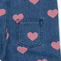 De magot tuinbroek in bon coeur pink van het merk Konges Slojd is een prachtige mix van speelsheid en stijl. Deze denim overall is gemaakt van hoogwaardig, zacht denim dat niet alleen comfortabel aanvoelt, maar ook lang meegaat, zelfs na veelvuldig dragen en wassen. VanZus