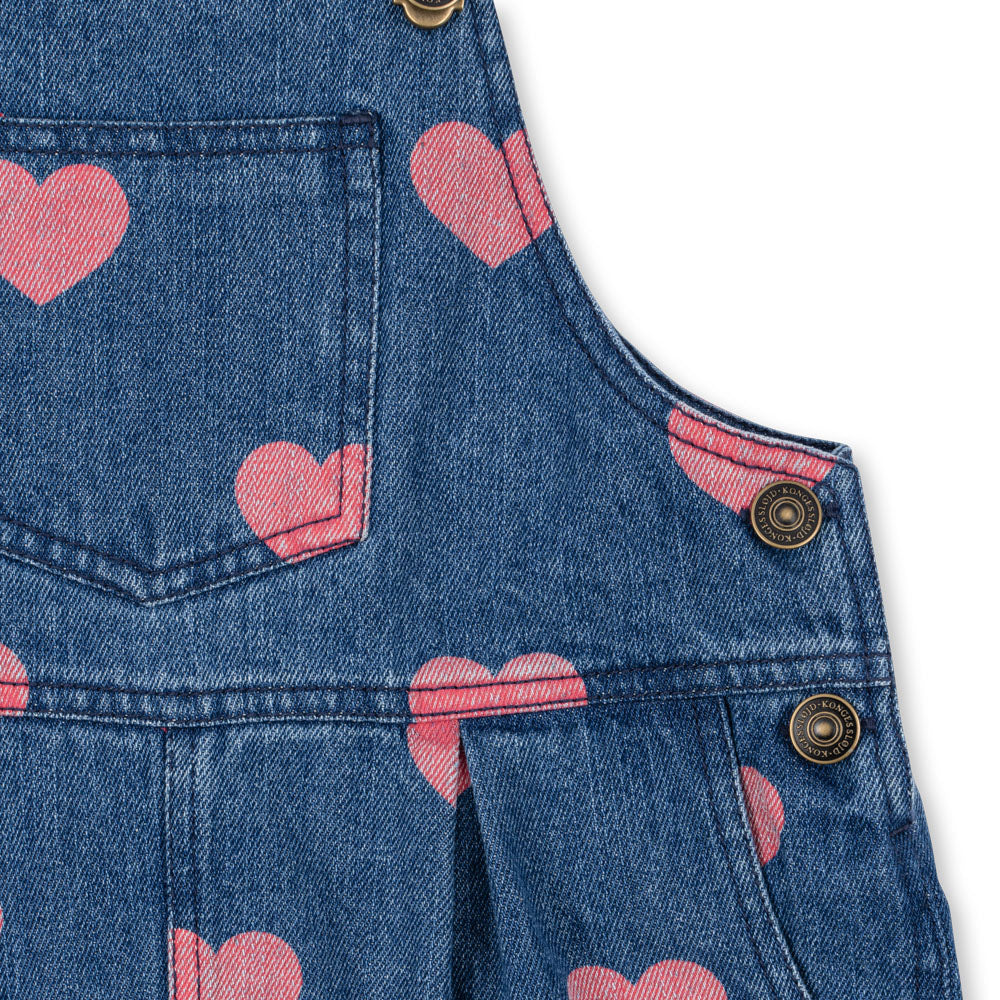 De magot tuinbroek in bon coeur pink van het merk Konges Slojd is een prachtige mix van speelsheid en stijl. Deze denim overall is gemaakt van hoogwaardig, zacht denim dat niet alleen comfortabel aanvoelt, maar ook lang meegaat, zelfs na veelvuldig dragen en wassen. VanZus