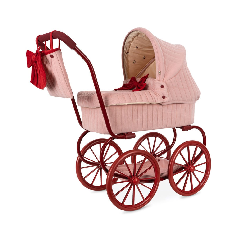 Ga in stijl op pad met je lievelingsknuffel of pop met de minnie lulu poppenwagen in de variant strawberry ice van het Deense merk Konges Slojd. De stijlvolle kinderwagen is ontworpen met vier grote wielen, gemaakt van EVA-materiaal voor extra stabiliteit. VanZus