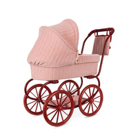 Ga in stijl op pad met je lievelingsknuffel of pop met de minnie lulu poppenwagen in de variant strawberry ice van het Deense merk Konges Slojd. De stijlvolle kinderwagen is ontworpen met vier grote wielen, gemaakt van EVA-materiaal voor extra stabiliteit. VanZus