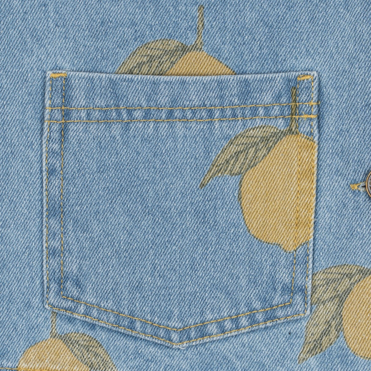 Het Konges Slojd magot jasje lemon denim is perfect kinderen die houden van comfort en stijl. Combineer het blauwe spijkerjasje met bijpassende jeans voor een complete look. VanZus