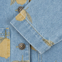 Het Konges Slojd magot jasje lemon denim is perfect kinderen die houden van comfort en stijl. Combineer het blauwe spijkerjasje met bijpassende jeans voor een complete look. VanZus