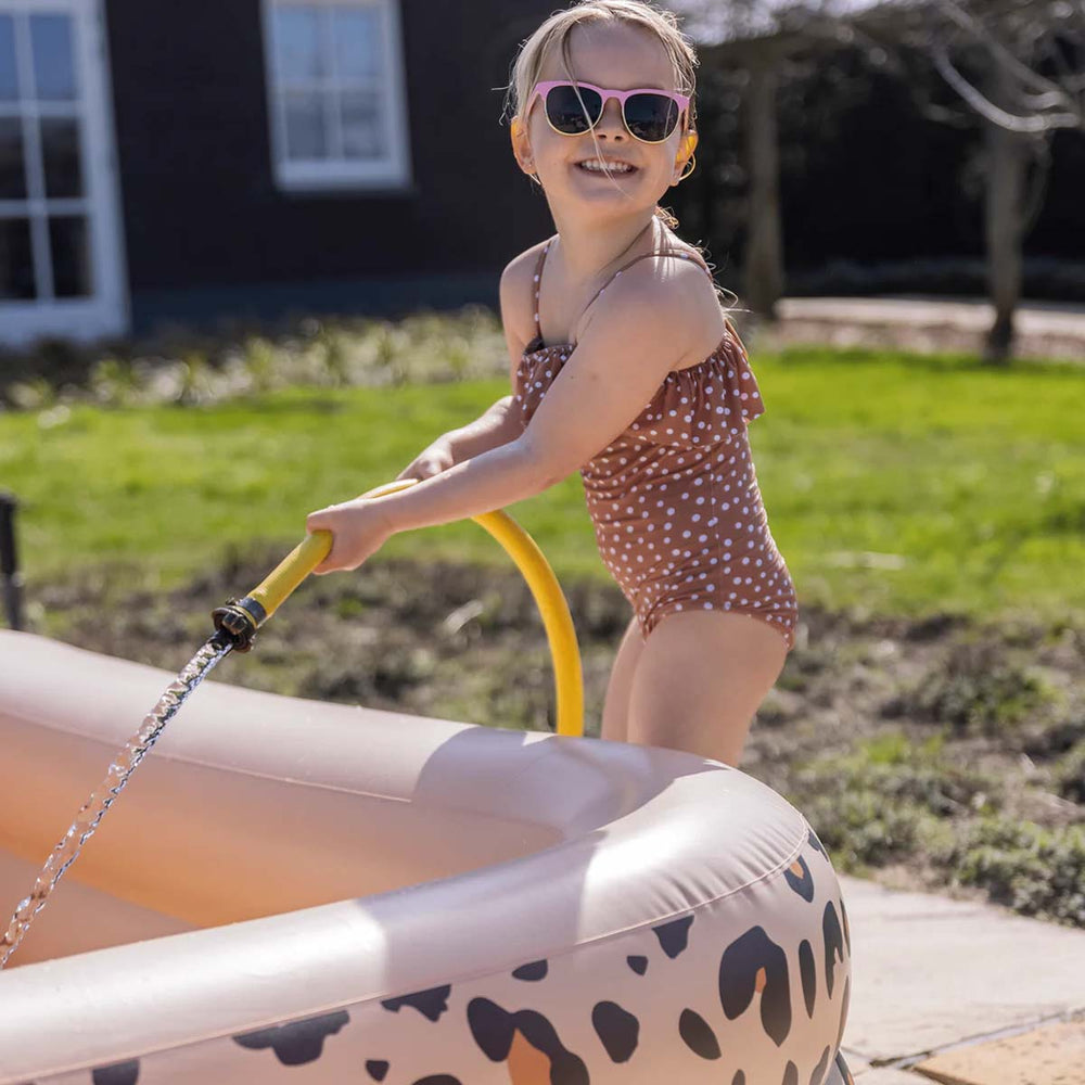 Het Swim Essentials zwembad rechthoekig 200 cm beige leopard is het perfecte opblaasbare zwembadje voor een warme, zomerse dag. Het zwembad heeft een leuke luipaard print die in elke tuin mooi staat. VanZus.