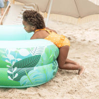 Het Swim Essentials zwembad rechthoekig 200 cm green tropical is het perfecte opblaasbare zwembadje voor een warme dag. Het zwembad heeft een leuke tropische print die helemaal bijdraagt aan het vakantie gevoel. VanZus.
