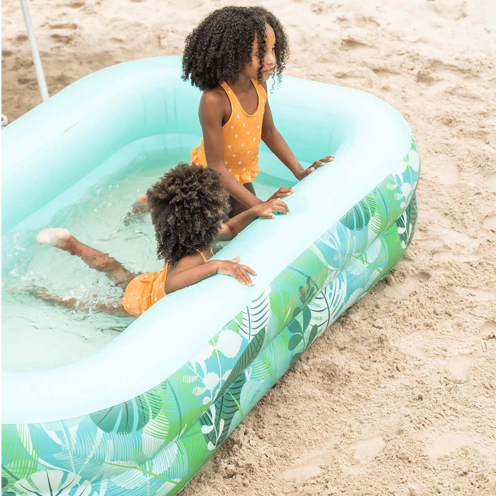 Het Swim Essentials zwembad rechthoekig 200 cm green tropical is het perfecte opblaasbare zwembadje voor een warme dag. Het zwembad heeft een leuke tropische print die helemaal bijdraagt aan het vakantie gevoel. VanZus.