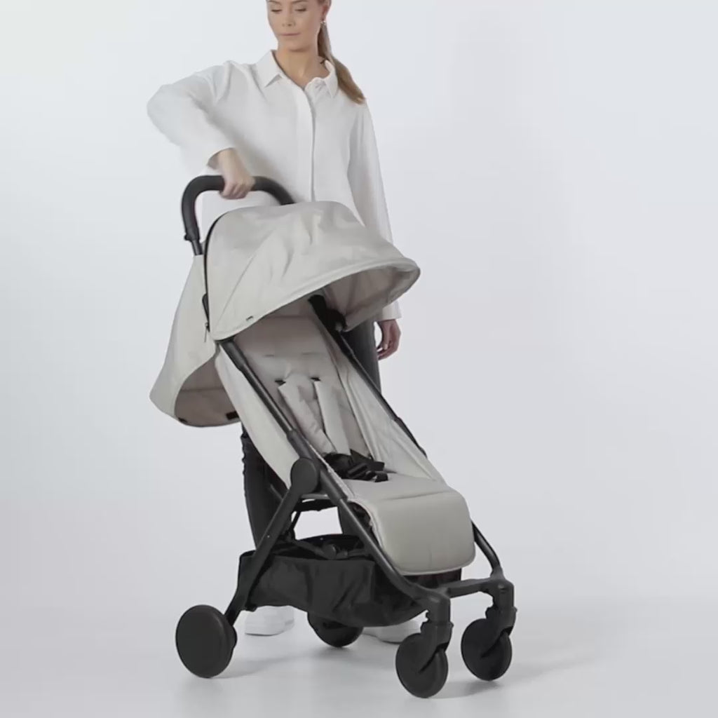 De mondo compacte buggy biedt comfort, gemak en stijl voor jou en je kindje. Kleur moonshell, verstelbare rugleuning en zitting, zwenkwielen, eenvoudig met één hand inklapbaar met zonnekap en handbagageformaat. VanZus