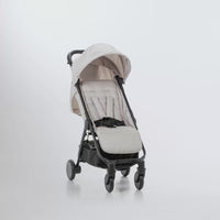 De mondo compacte buggy biedt comfort, gemak en stijl voor jou en je kindje. Kleur moonshell, verstelbare rugleuning en zitting, zwenkwielen, eenvoudig met één hand inklapbaar met zonnekap en handbagageformaat. VanZus