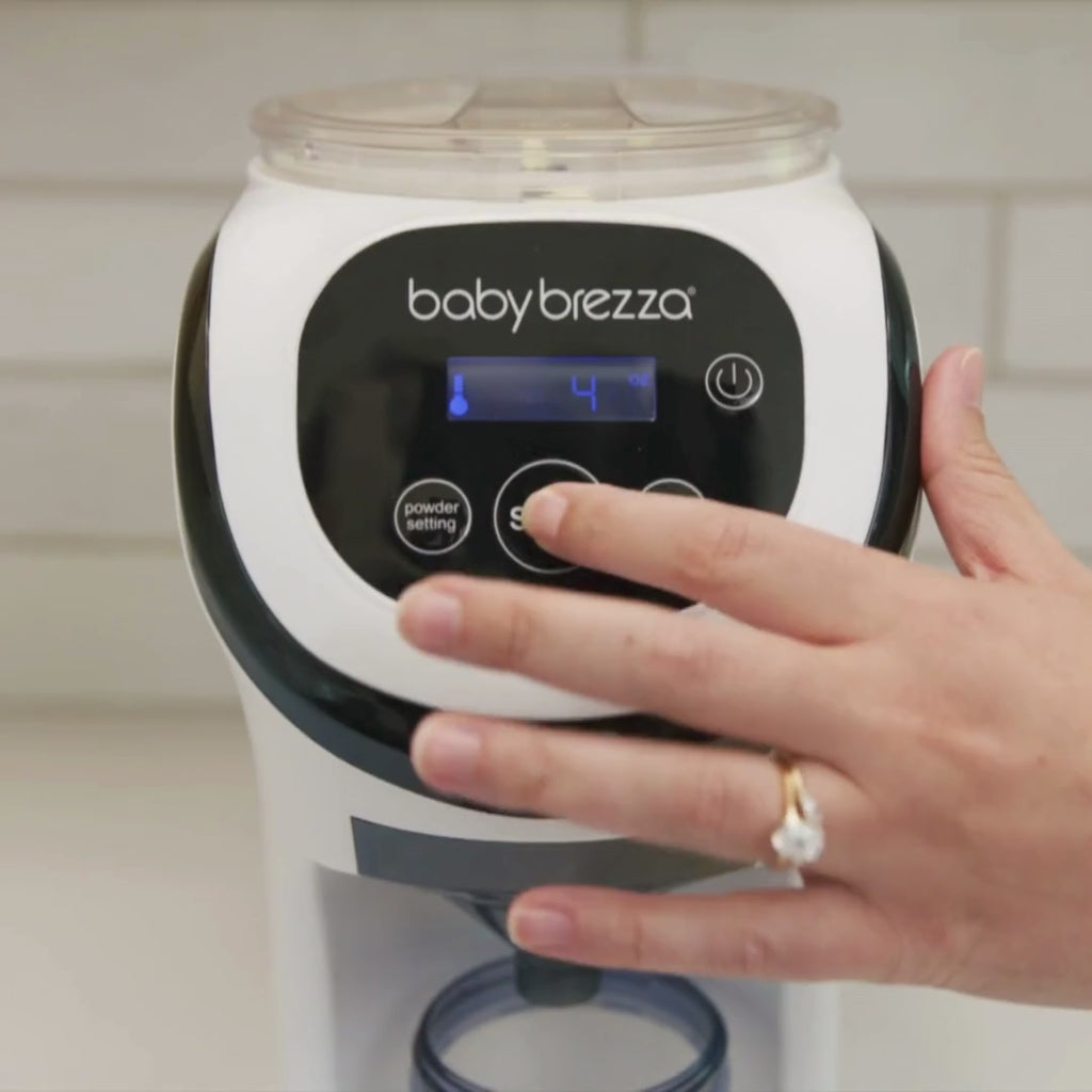 De nieuwe Baby Brezza formula pro mini flesvoedingmaker is een geweldig apparaat om razendsnel een warme fles voor je kleintje te maken.  Het apparaat mengt, verwarmt en doseert melkpoeder automatisch met slechts één druk op de knop tot de juiste dikte en op lichaamstemperatuur. VanZus