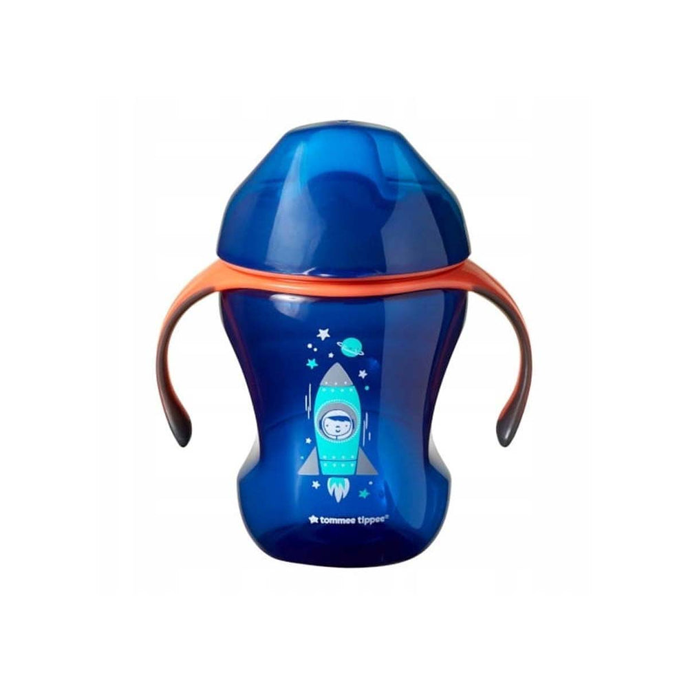 De Tommee Tippee tuitbeker blue orange 230 ml is een opvolgbeker die de overstap van fles/borst naar drinkbeker gemakkelijk maakt voor je baby. Met flexibele silicone tuit BPA-en lekvrij! Inhoud: 230 ml. Vanaf 7+M. VanZus.