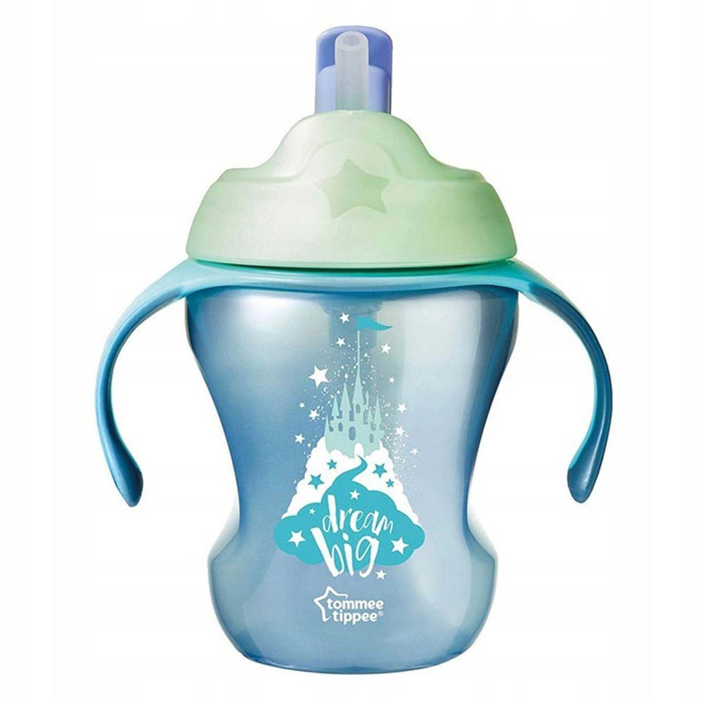 De Tommee Tippee rietjesbeker blue 230 ml is de ideale opvolgbeker die de overstap van fles/borst naar drinkbeker gemakkelijk maakt voor je baby. Met flexibel siliconen rietje (BPA-vrij), lekvrij! Inhoud: 230 ml. VanZus.