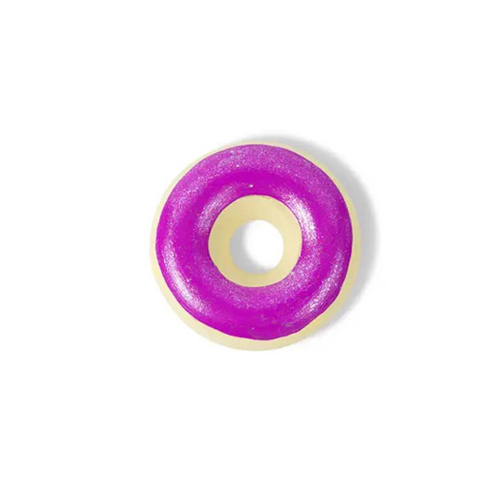 Stoepkrijten is dubbel zo leuk met deze stoepkrijt matte donut purple van het merk TWEE. Dit stoepkrijt is niet zomaar een krijtje, maar heeft de vorm van een heerlijke donut! Je zal er bijna trek in krijgen! VanZus
