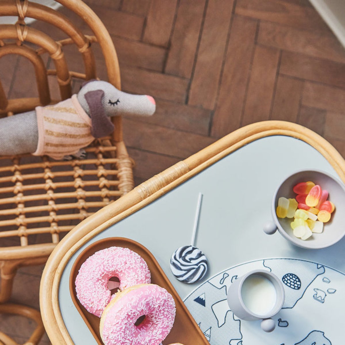 De OYOY MINI regenboog tafel in de kleur natuur is een stijlvolle toevoeging aan elke kinderkamer. Deze mooie tafel is gemaakt van 100% rotan met een stevig MDF-tafelblad. VanZus